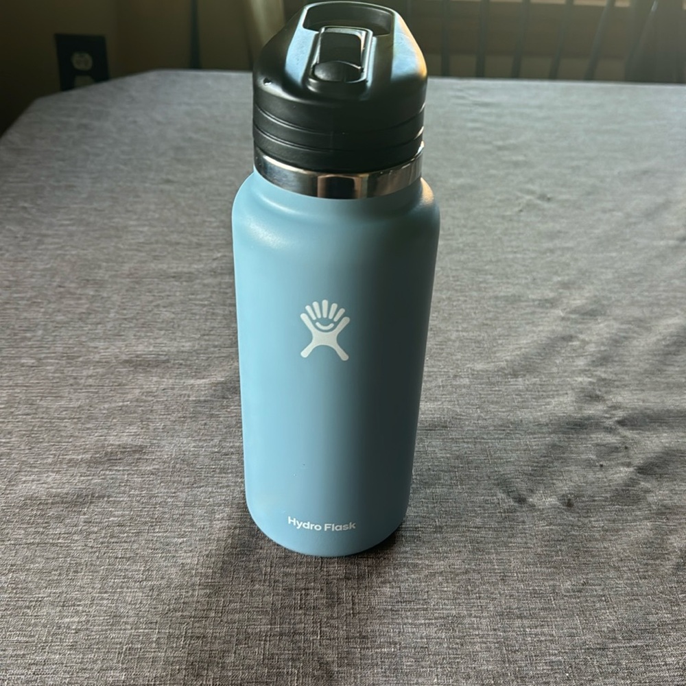 Hydroflask 32oz in the color rain